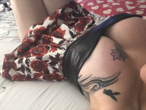 Femme tatouée sur Bordeaux aimerait bien un rencart chaud avec un jeune étudiant